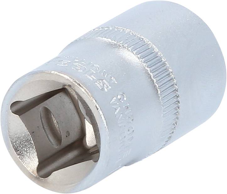 Eine silberne Stecknuss, hauptsächlich aus Metall, liegt schräg mit der Öffnung nach vorne sichtbar. Sie ist ein Werkzeugaufsatz.