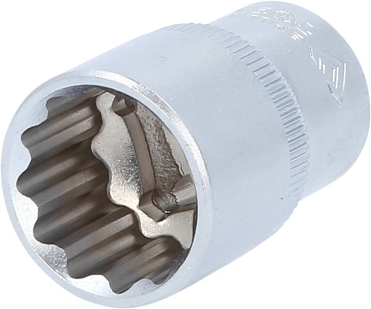 Eine silberne Steckschlüssel-Nuss mit aufgerautem Griff und geriffeltem Innenprofil, verwendet zum Festziehen von Muttern und Schrauben.