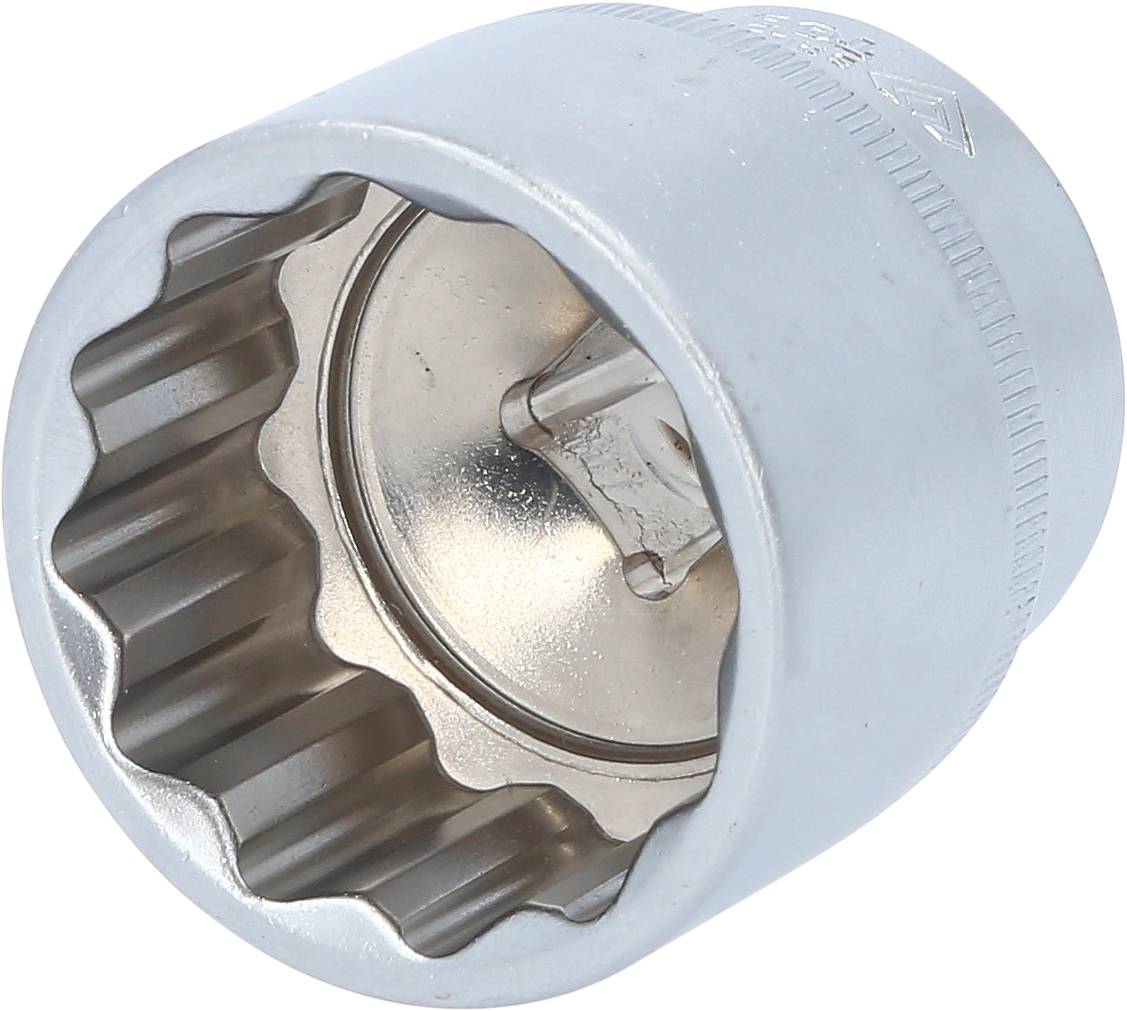 Metallische Stecknuss mit zwölfkantiger Öffnung und glänzender Oberfläche, verwendet für den Einsatz mit einem Schraubenschlüssel.