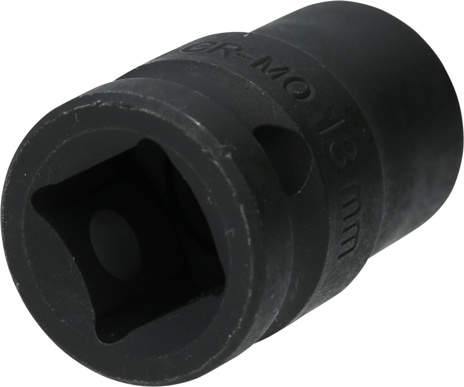 Ein schwarzer Steckschlüsseleinsatz aus Metall mit der Aufschrift 'Cr-Mo 13 mm'. Entwickelt für den Einsatz mit Ratschen für das Anziehen oder Lösen von Schrauben.