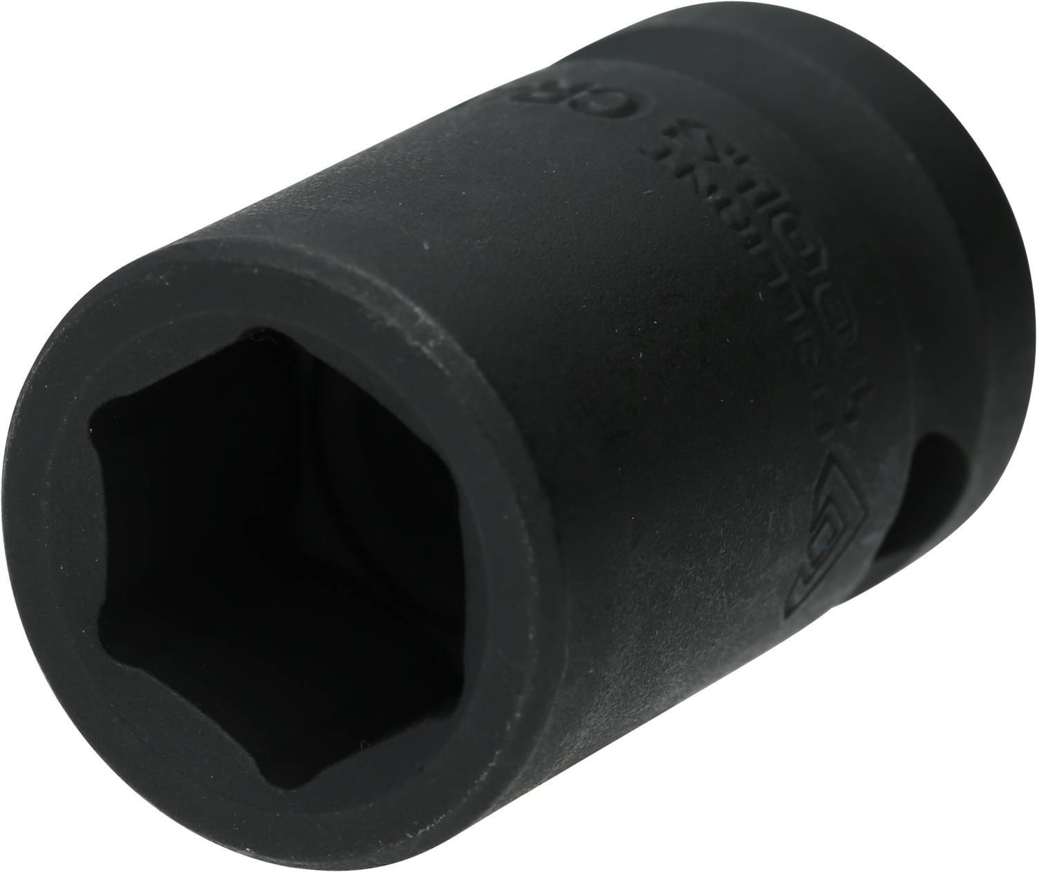 Eine schwarze Stecknuss in Zylinderform, aus Metall, mit quadratischem Innenprofil, geeignet für mechanische Arbeiten.