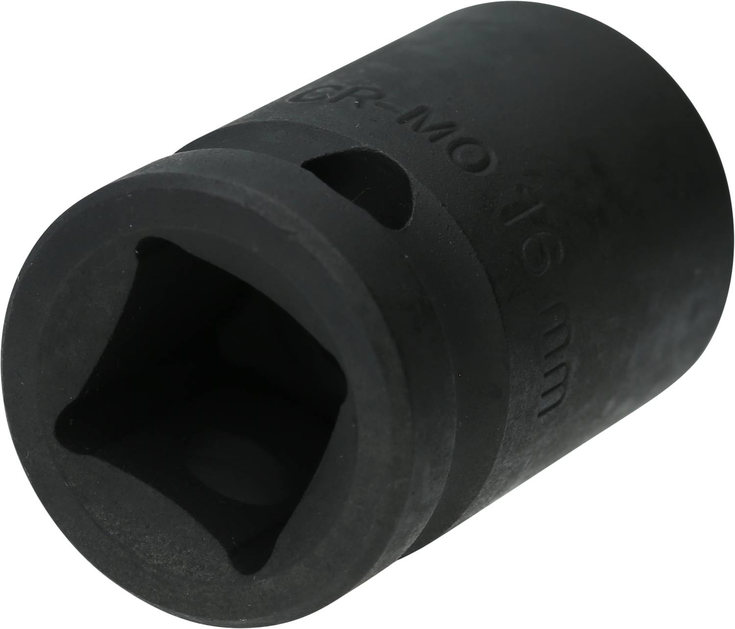 Schwarze Stecknuss aus Metall, vermutlich 16 mm, mit quadratischem Einschub, seitliche Öffnungen für bessere Befestigung.