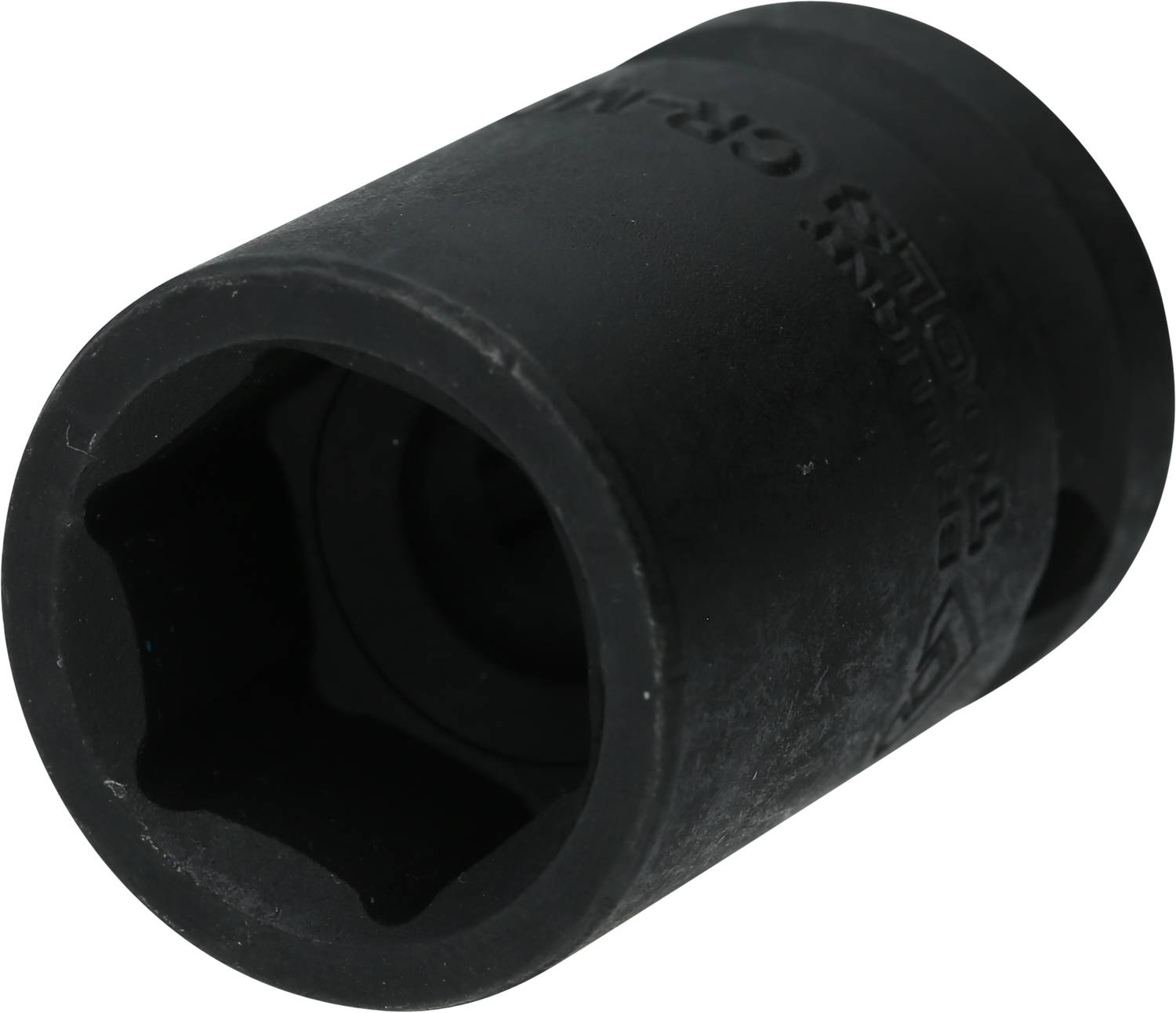 Eine schwarze Stecknuss, zylindrisch geformt, mit sechseckiger Öffnung für Schraubenschlüsselaufsätze.
