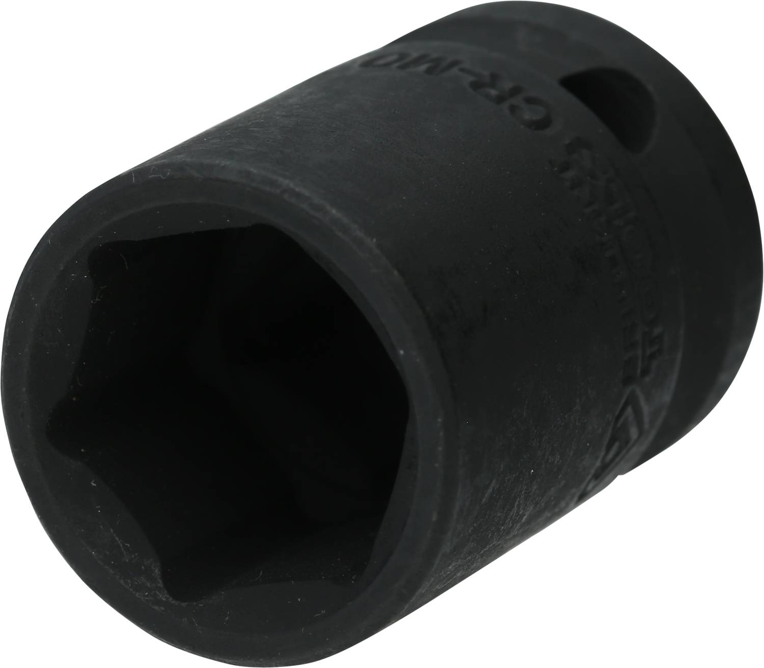 Ein schwarzer Steckschlüsselaufsatz, zylindrisch mit sechseckiger Öffnung, aus robustem Material, zur Befestigung von Muttern und Schrauben.
