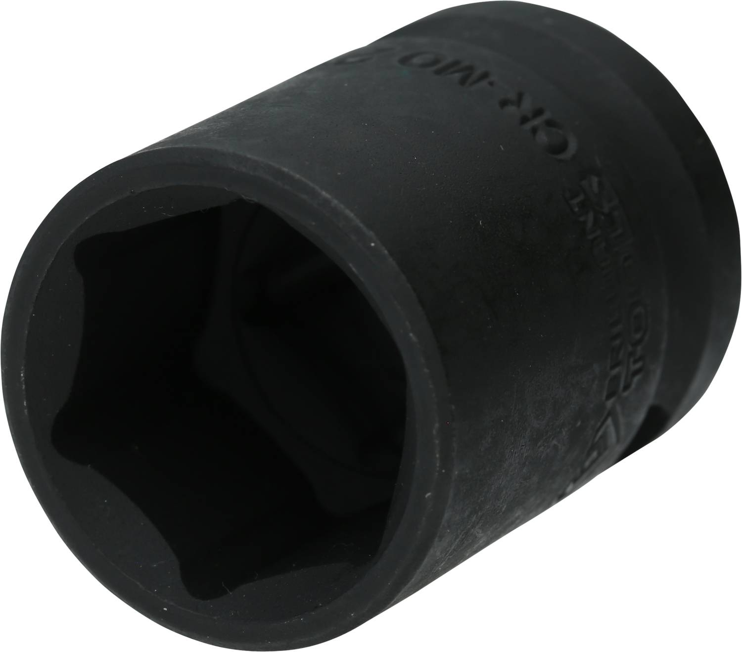 Eine schwarze, sechskantige Stecknuss aus Metall, typischerweise für Schraubarbeiten verwendet, liegt auf einer weißen Oberfläche.