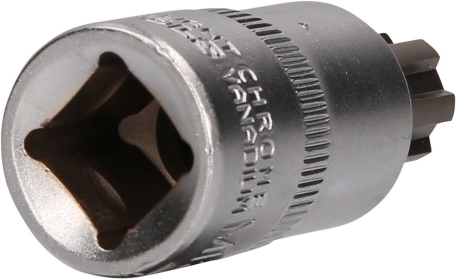 Ein Steckschlüssel, metallisch und abgerundet, mit quadratischer Öffnung zur Befestigung an einem Werkzeug für Schraubarbeiten.