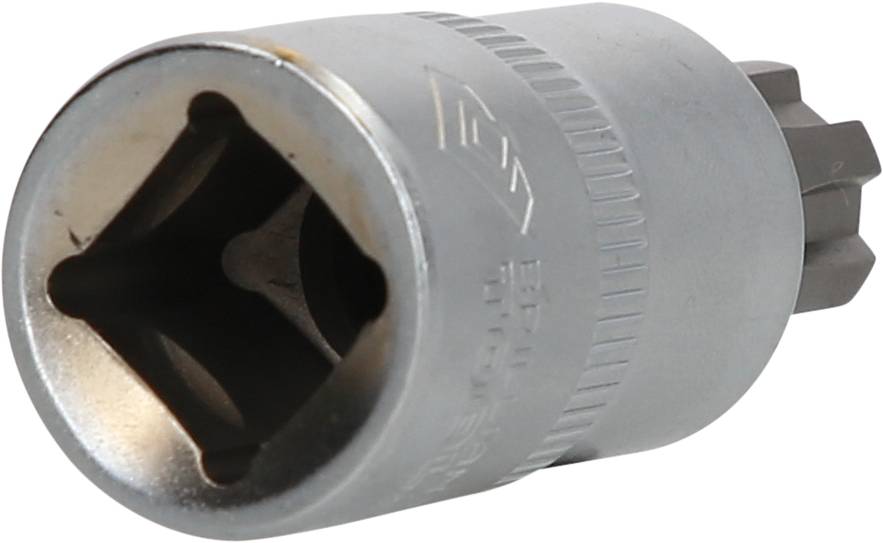 Eine silberne Stecknuss mit quadratischer Öffnung, verwendet für Steckschlüsselsätze, zeigt eine detaillierte Innenansicht.