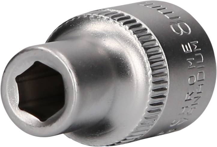 Ein silberner Steckschlüsseleinsatz mit Sechskantprofil. Text auf dem Einsatz: 'CHROME STH'. Werkzeug für Schraubarbeiten.