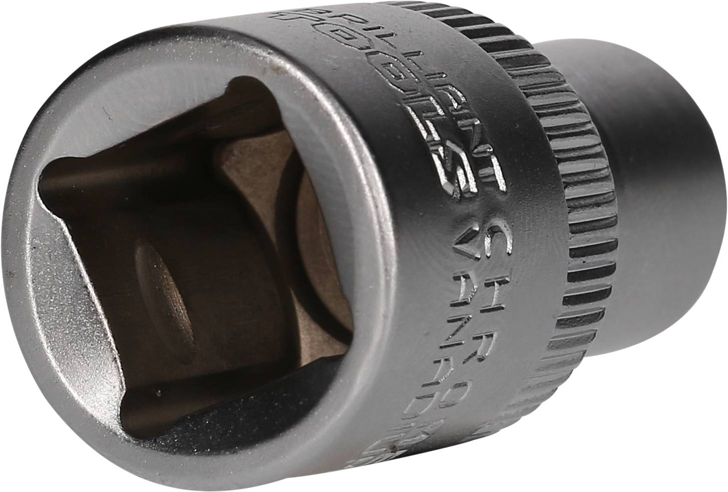 Ein silberner Stecknussaufsatz mit vierkantiger Öffnung. Geeignet für Ratschen oder Drehmomentschlüssel.