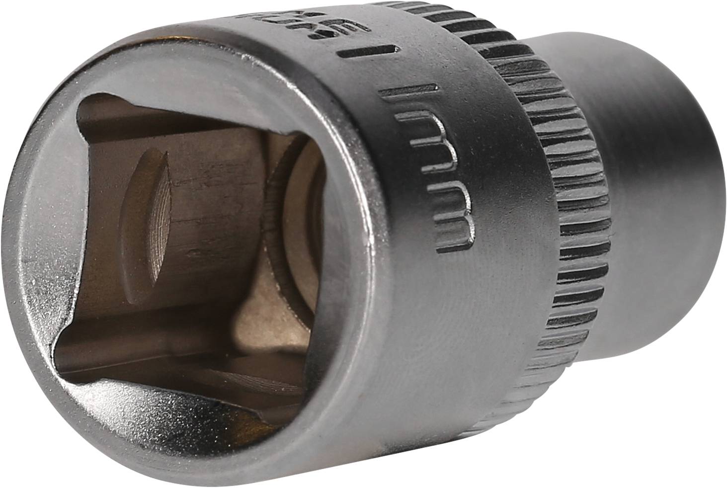 Eine einzelne 11 mm Stecknuss aus Metall, silberfarben, mit geriffeltem Griff für besseren Halt.