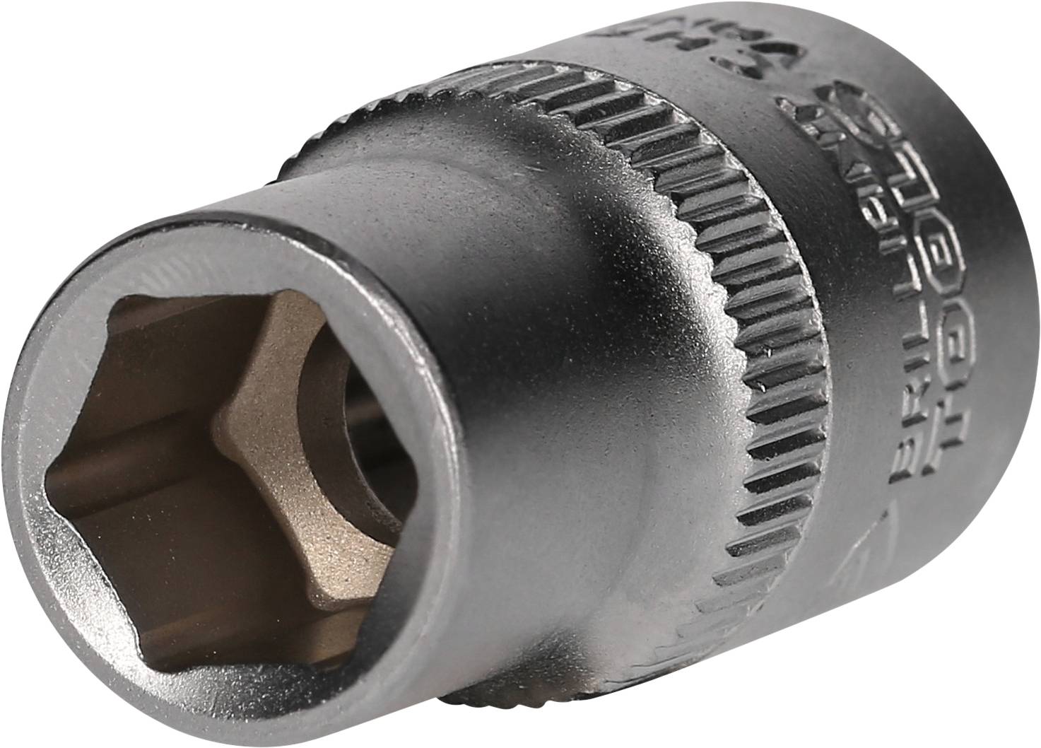 Metall-Steckschlüsselaufsatz mit gezacktem Rand, sechseckiger Innenform und eingeprägter Schrift auf der Seite.