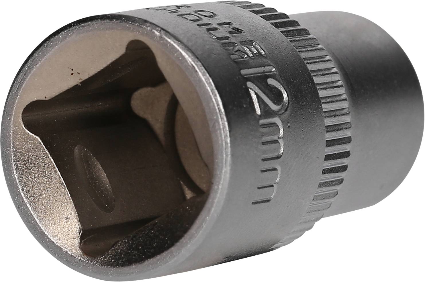 Steckschlüsselaufsatz aus Metall mit Gravur '12 mm', Detailansicht Vorderseite, zeigt abgeschrägte Kanten und runde Öffnung.