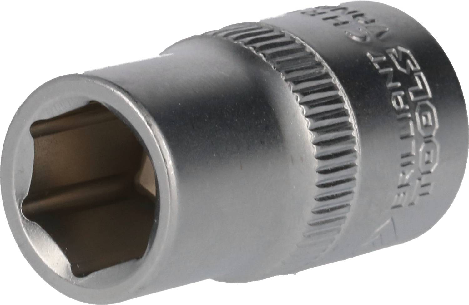 Eine silberne Stecknuss mit sechskantigem Innenprofil, geeignet für Schraubenschlüssel. Sie wird oft in Werkstätten verwendet.