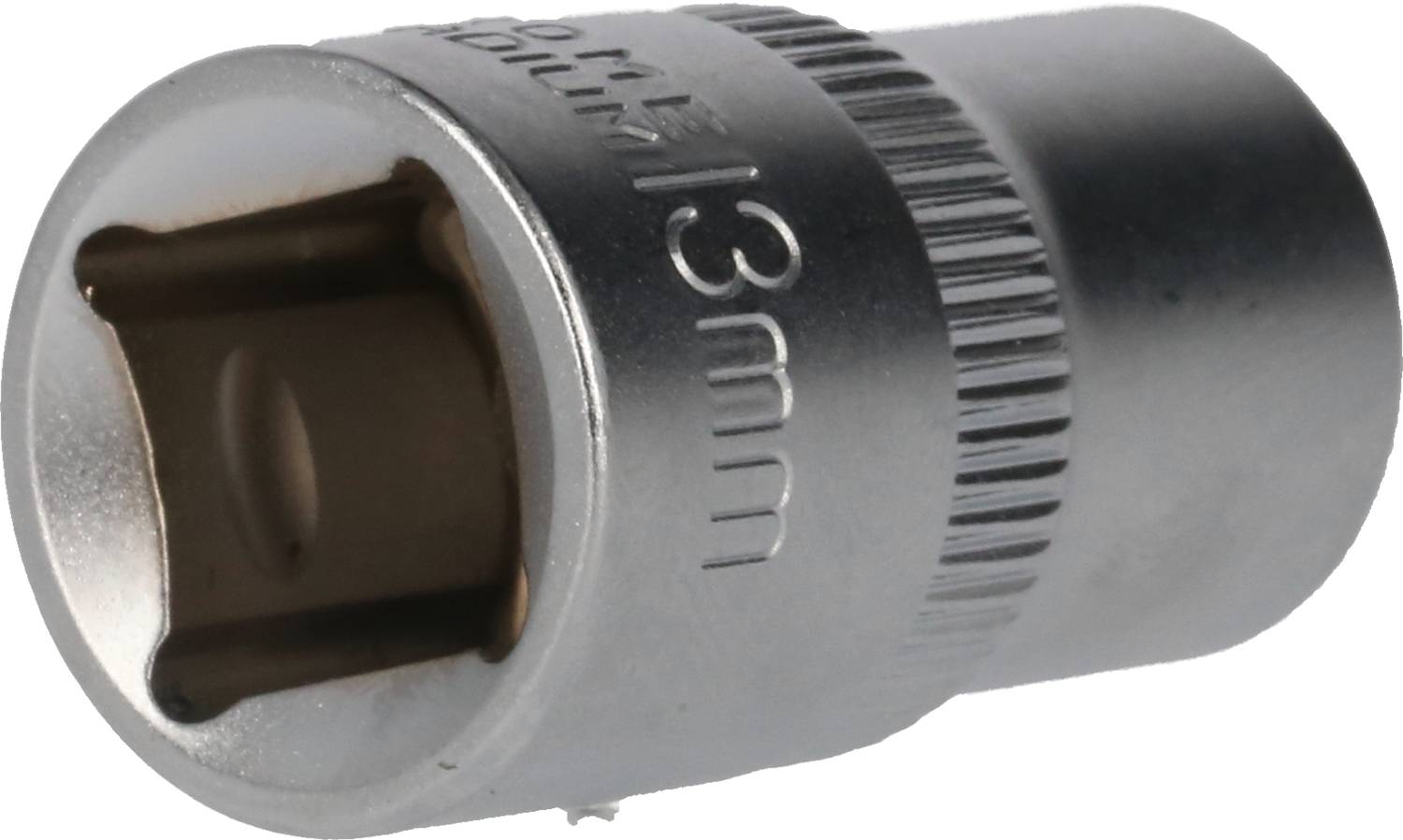 Eine silberne Stecknuss mit der Gravur '13 mm', wahrscheinlich für den Einsatz mit einer Ratsche oder einem Steckschlüssel geeignet.
