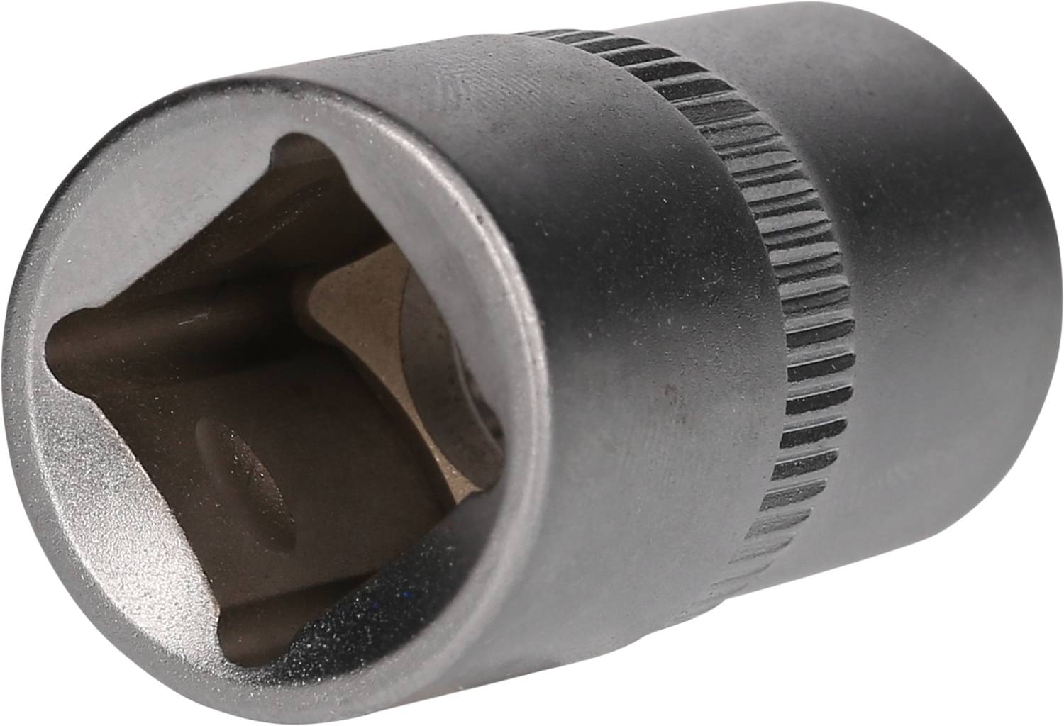 Eine silberne Stecknuss, zylindrische Form, mit geriffelter Oberfläche zur besseren Handhabung.