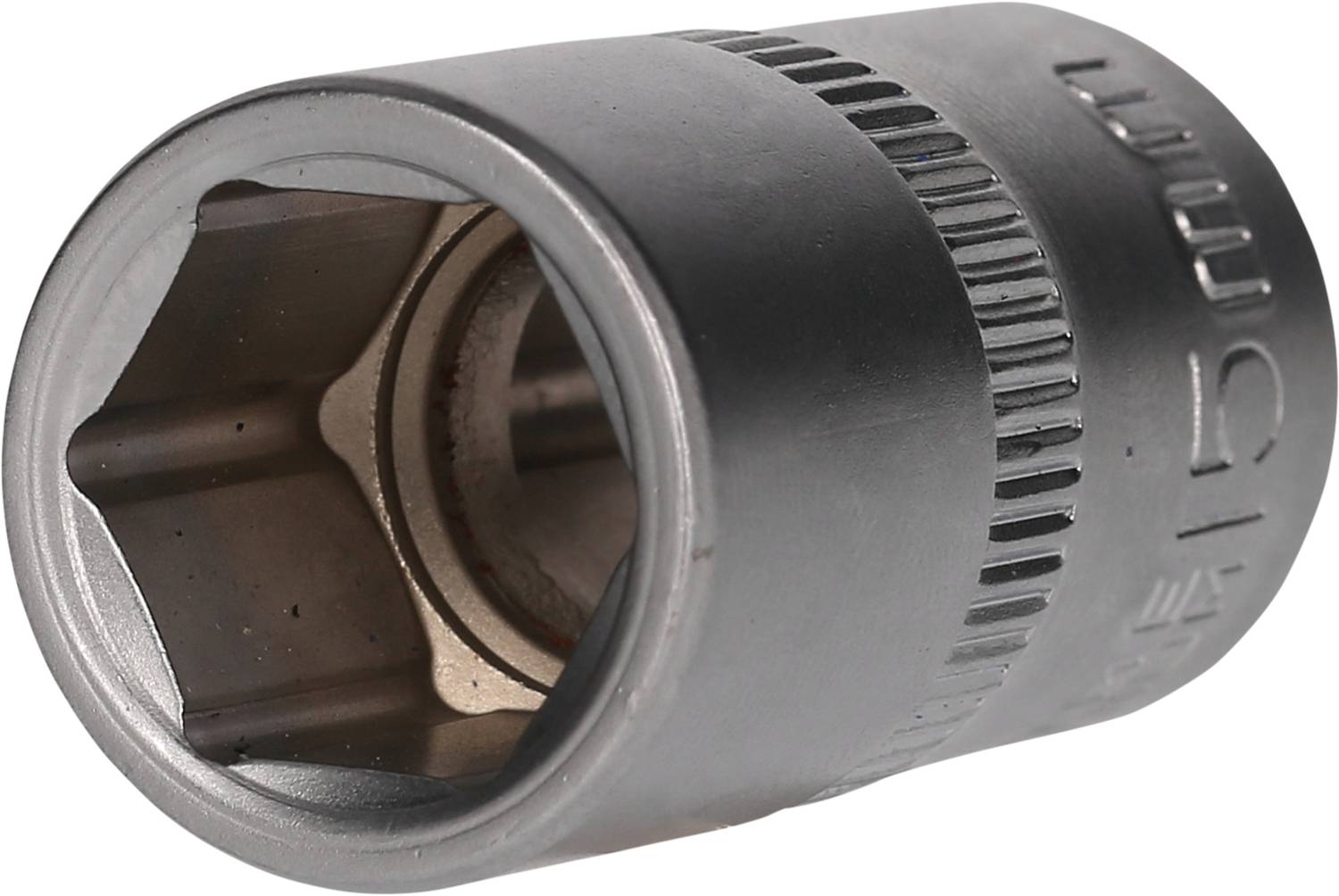Metall-Stecknuss mit 15 mm Aufschrift, zylindrisch geformt, innen mit sechseckigem Profil für Schraubverbindungen.