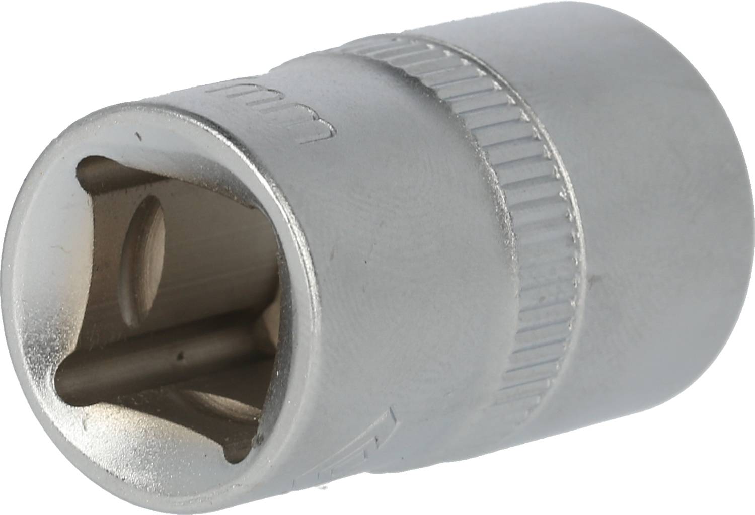 Ein silberner Steckschlüsselaufsatz aus Metall, zylindrisch geformt, mit einem quadratischen Innenprofil, zur Verwendung mit Ratschen.