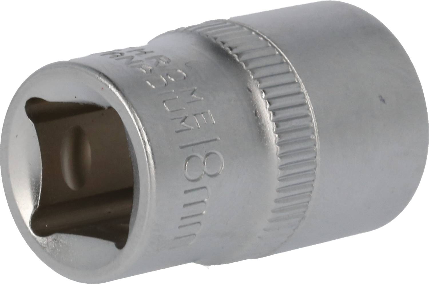 Eine silberne 18 mm Stecknuss aus Metall, mit einem gerändelten Abschnitt für besseren Halt. Sie wird zum Festziehen oder Lösen von Schraubenmuttern verwendet.