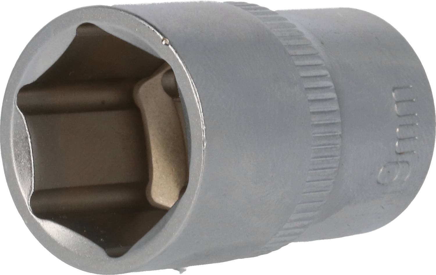 Eine sechskantige Steckschlüssel-Nuss, Metall, 9 mm groß, liegt auf der Seite. Geeignet für mechanisches Arbeiten.