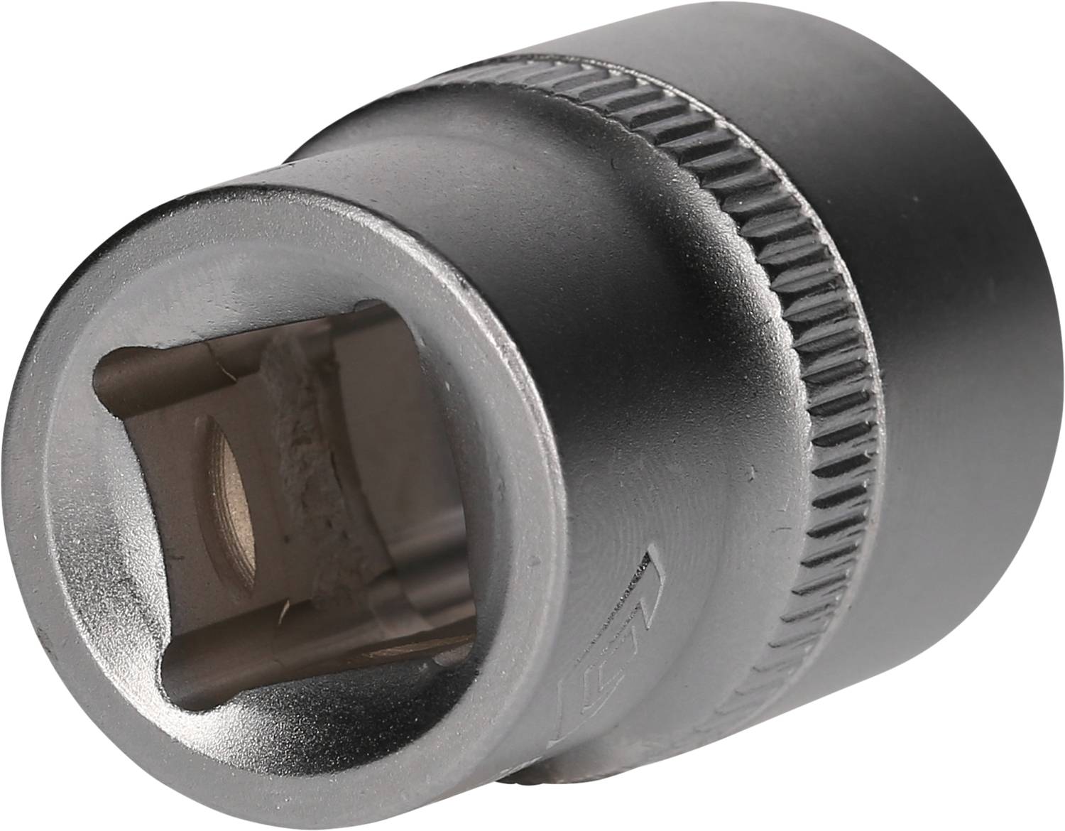 Ein silberner Steckschlüsselaufsatz in Nahaufnahme, zeigt die Öffnung für die Aufnahme eines Werkzeugs, gerändelte Oberfläche zur besseren Handhabung.