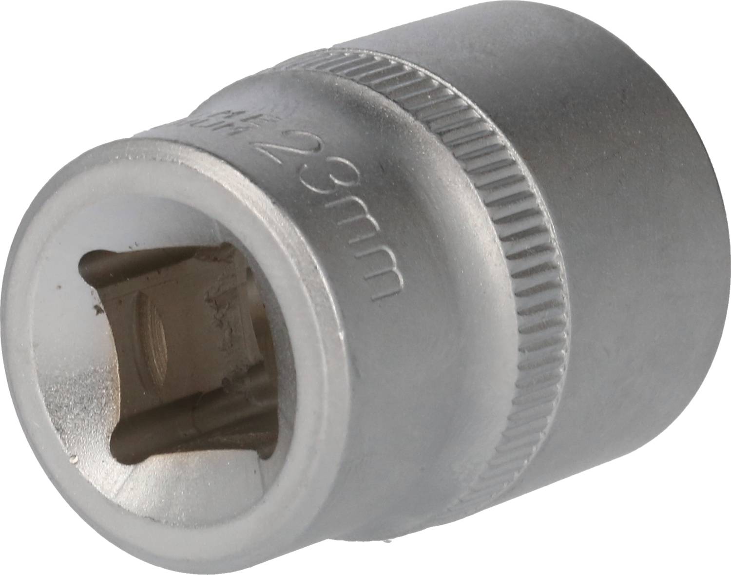 Metallischer Steckschlüssel, 23 mm, zylindrische Form, gezahnte Kante, für Schrauben oder Muttern in Werkstätten oder Reparaturen.