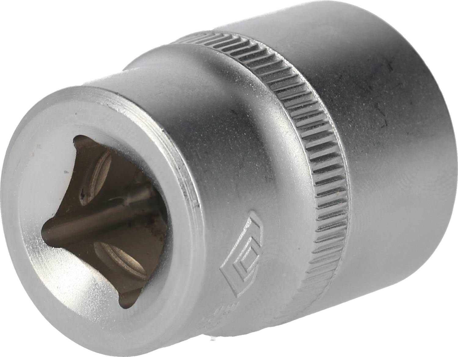 Ein silberfarbener Steckschlüsselaufsatz mit quadratischer Öffnung und geriffeltem Rand, zur Verwendung mit einem Schraubenschlüssel.