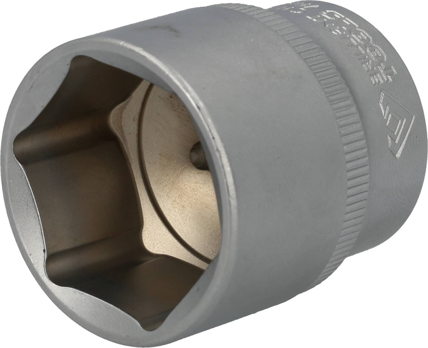 Metallischer Steckschlüssel mit sechseckiger Öffnung, verwendet zum Anziehen oder Lösen von Schrauben und Muttern.