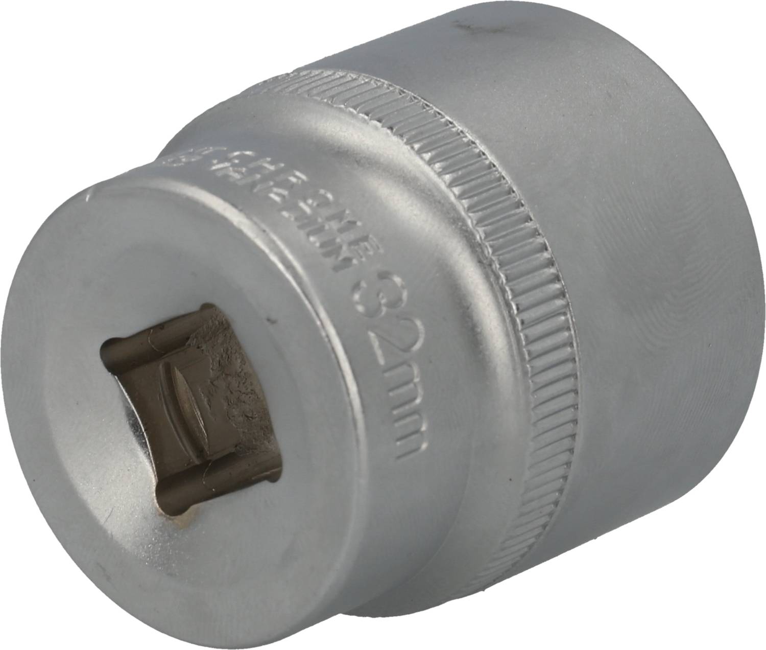 Metall-Steckschlüsselaufsatz mit Prägung '82 mm', verwendet für Reparatur- oder Montagearbeiten an Fahrzeug- oder Maschinenbauteilen.