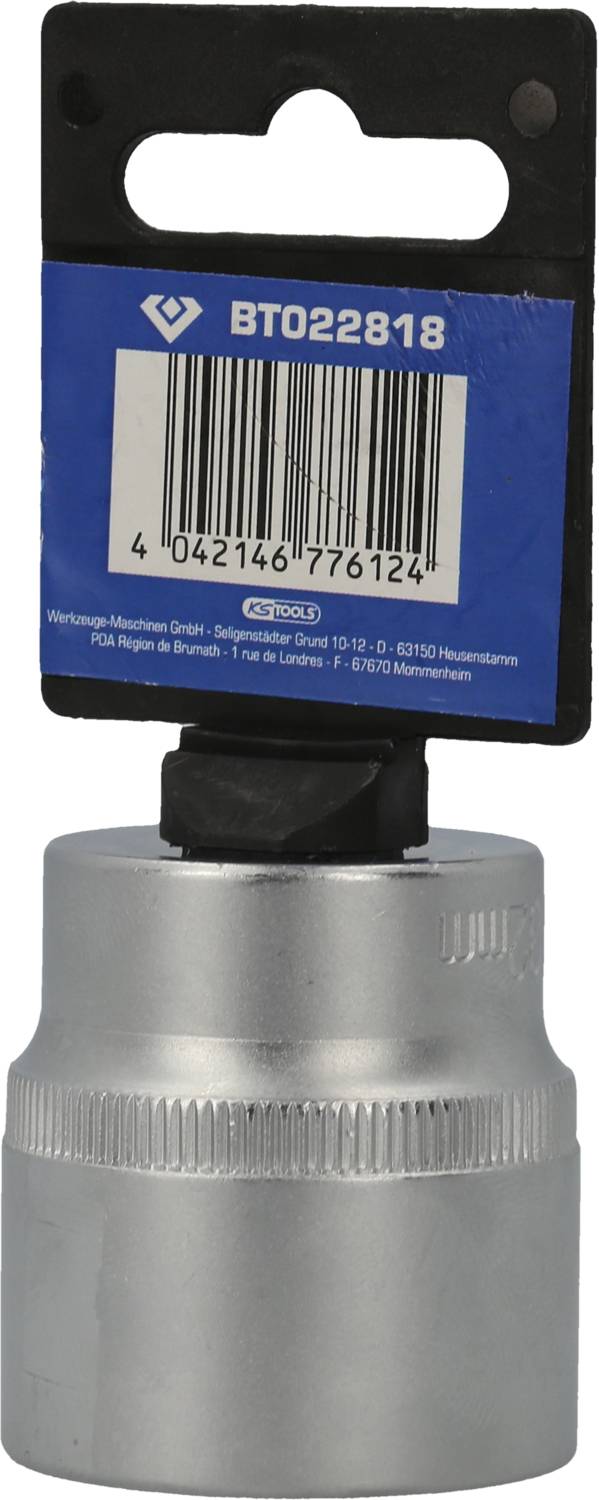 Ein Silbersocket mit Halter, Etikett oben: 'BTO22818', Barcode darunter. Verpackt mit Aufhängung; Werkzeug für mechanische Arbeiten.