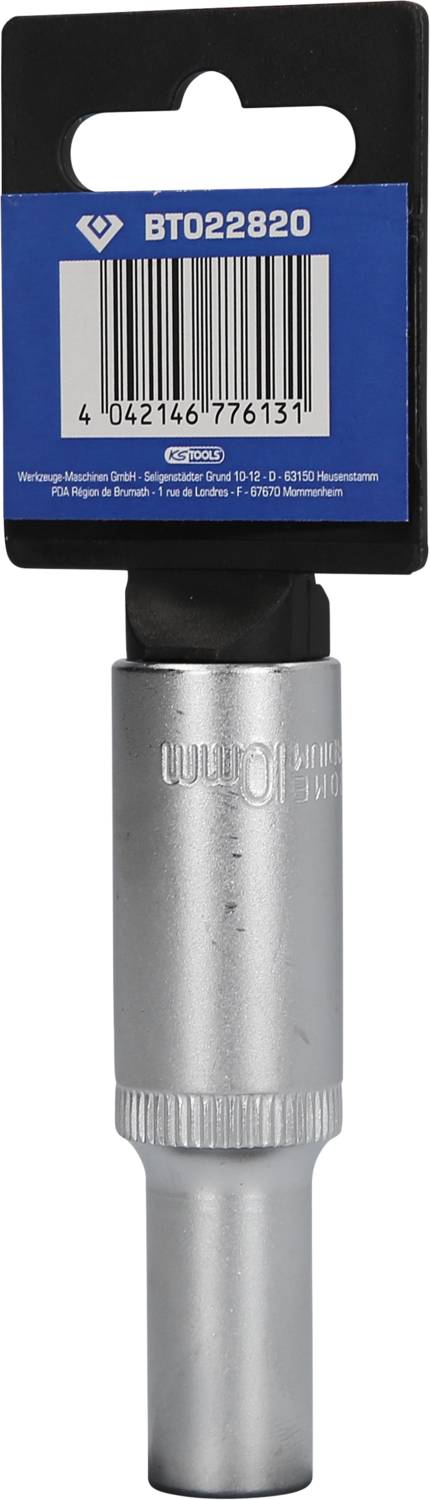 Eine silberne Stecknuss mit schwarzem Etikett, auf dem 'BT022820' steht. Designed für Schraubarbeiten, mit Barcode und Text.