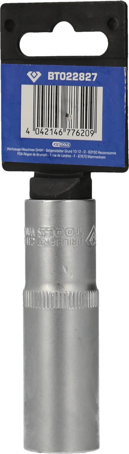 Silberner Zündkerzenschlüssel mit aufgesetztem blauen Etikett und Barcode, Artikelnummer 'BT022827'. Werkzeug für Fahrzeugwartung.