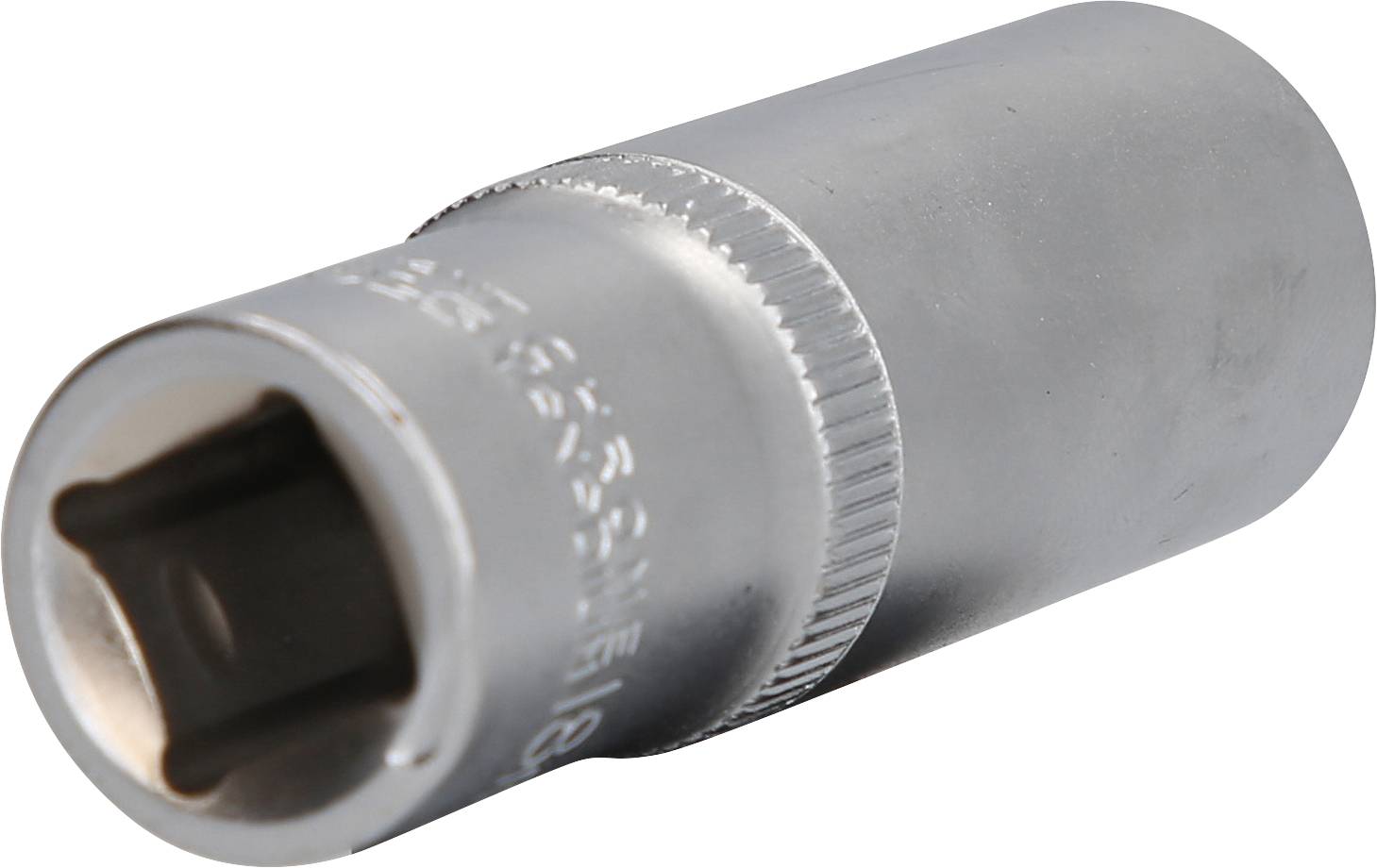 Metallische Stecknuss in zylindrischer Form, mit quadratischem Aufsatz. Verwendet für Schraubarbeiten in Verbindung mit einem Steckschlüssel.