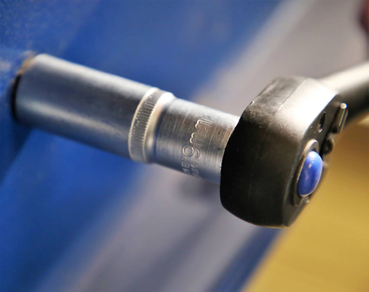 Nahaufnahme eines Mikrometers, das ein Objekt misst. Gerät zeigt '19 mm'.