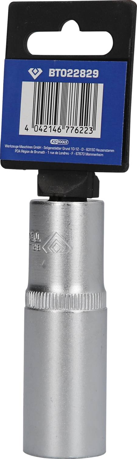 Ein silberner Steckschlüsseleinsatz mit quadratischer Aufnahme, aufgehängt an einer blauen Verpackung mit Barcode und Artikelnummer.