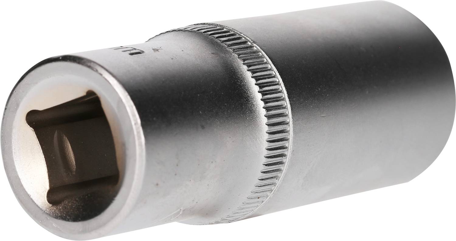 Eine silberne Stecknuss aus Metall für Steckschlüsselwerkzeuge, zylindrische Form mit geriffeltem Rand für besseren Halt.