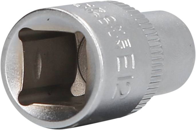 Nahaufnahme einer silbernen Stecknuss mit sichtbarer zylindrischer Form und gerändeltem Rand.