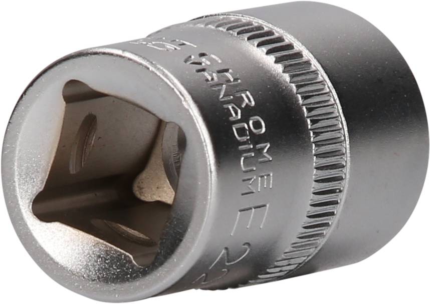 Eine silberne Stecknuss mit vierkantiger Öffnung aus Chrom-Vanadium-Stahl. Sie ist ein Werkzeugaufsatz für Ratschen.