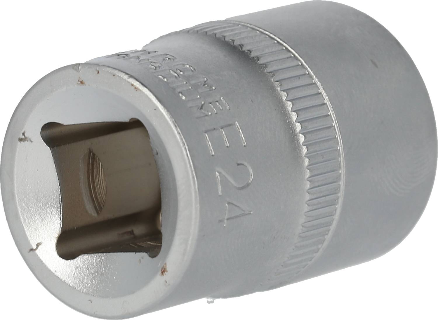 Eine silberne Stecknuss mit E24-Gravur, zylindrische Form und geriffelte Oberfläche für besseren Halt.