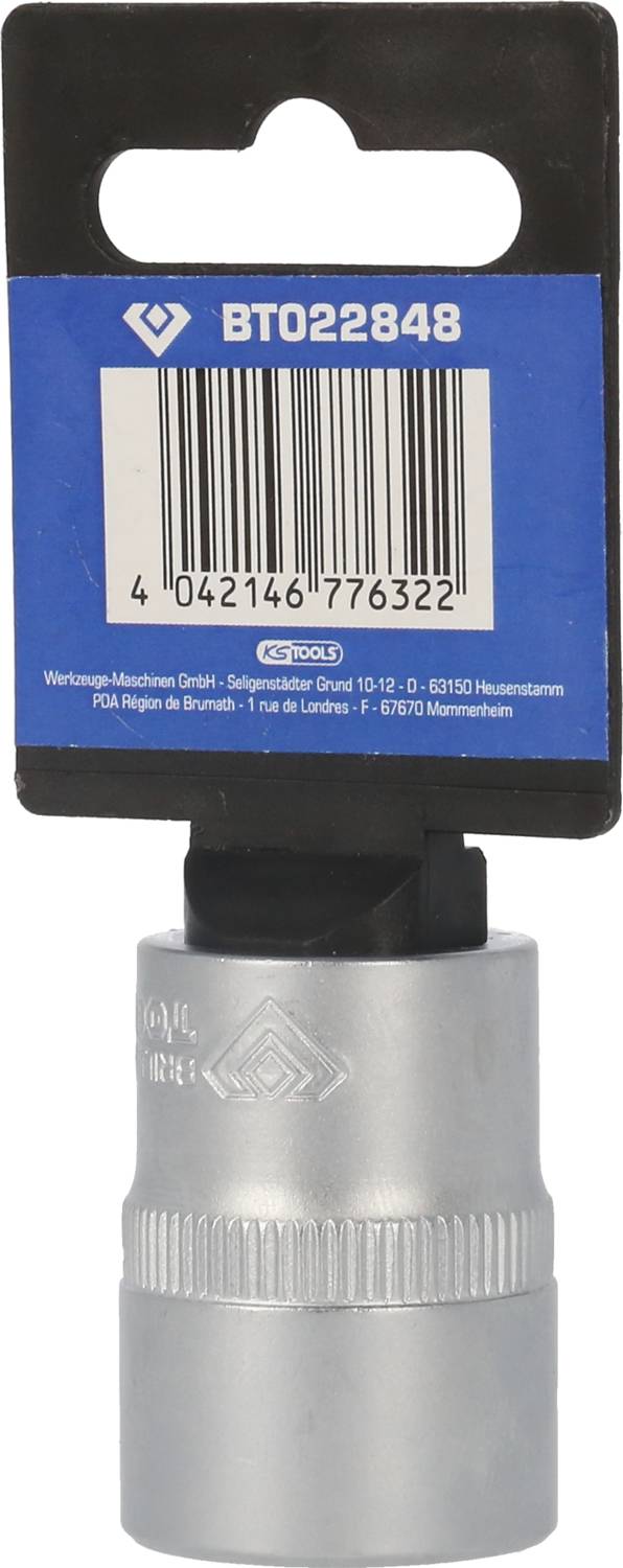 Stecknuss mit Barcode-Etikett und Produktcode BT022848. Marke vermerkt, Werkzeug für Heimwerkerbedarf. Verpackung zur Präsentation.