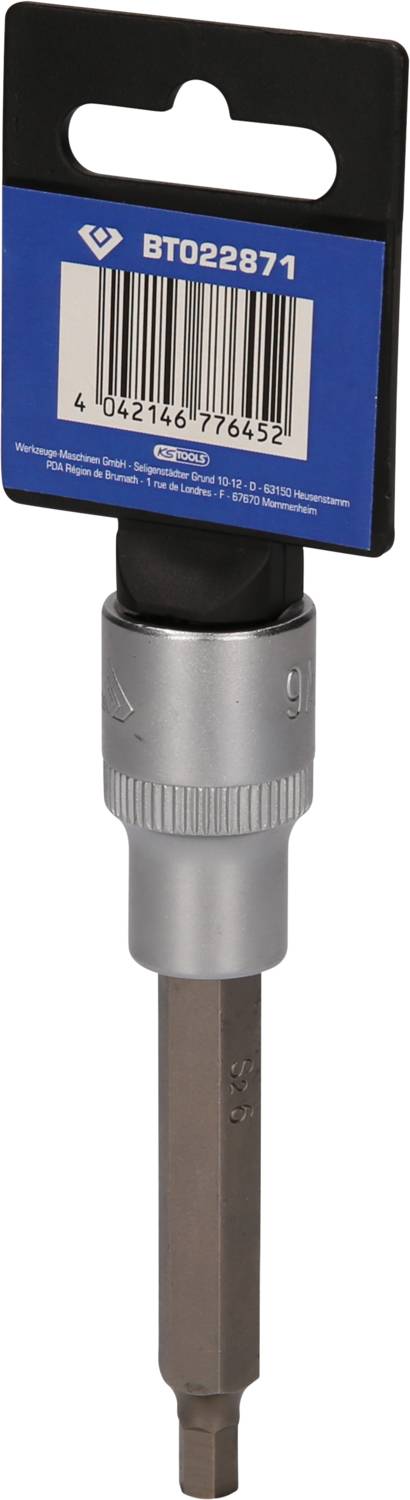 Ein sechskantiger Bit-Adapter mit silbernem Schaft und schwarzem Einsatz, verpackt mit einem blauen Etikett inklusive Barcode.