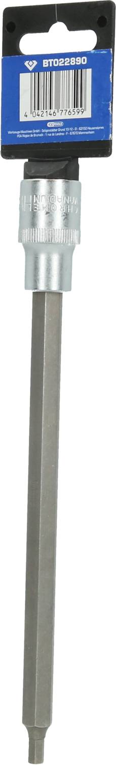 Ein langer, metallischer Bit mit sechskantigem Schaft und silbernem Einsatz. Oben ist eine blaue Halterung mit einem Barcode sichtbar.