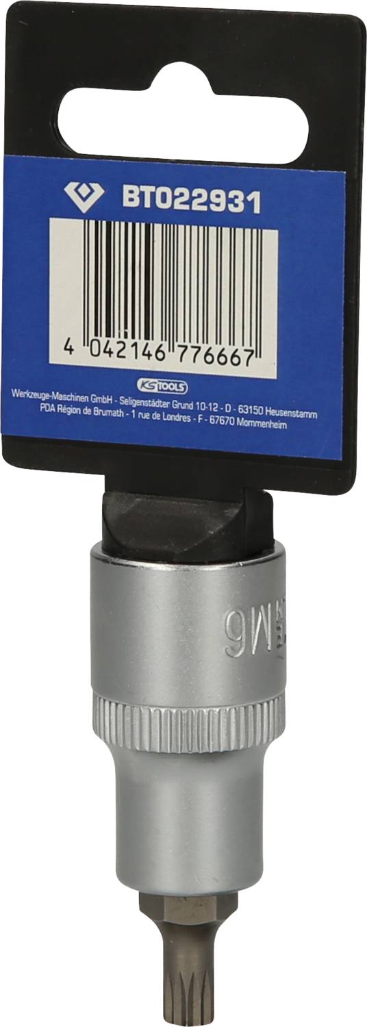 Ein silberner Bitadapter mit blauem Etikett oben, auf dem 'BT022931' steht. Darunter ein Barcode. Der Adapter hat eine Sechskantaufnahme.