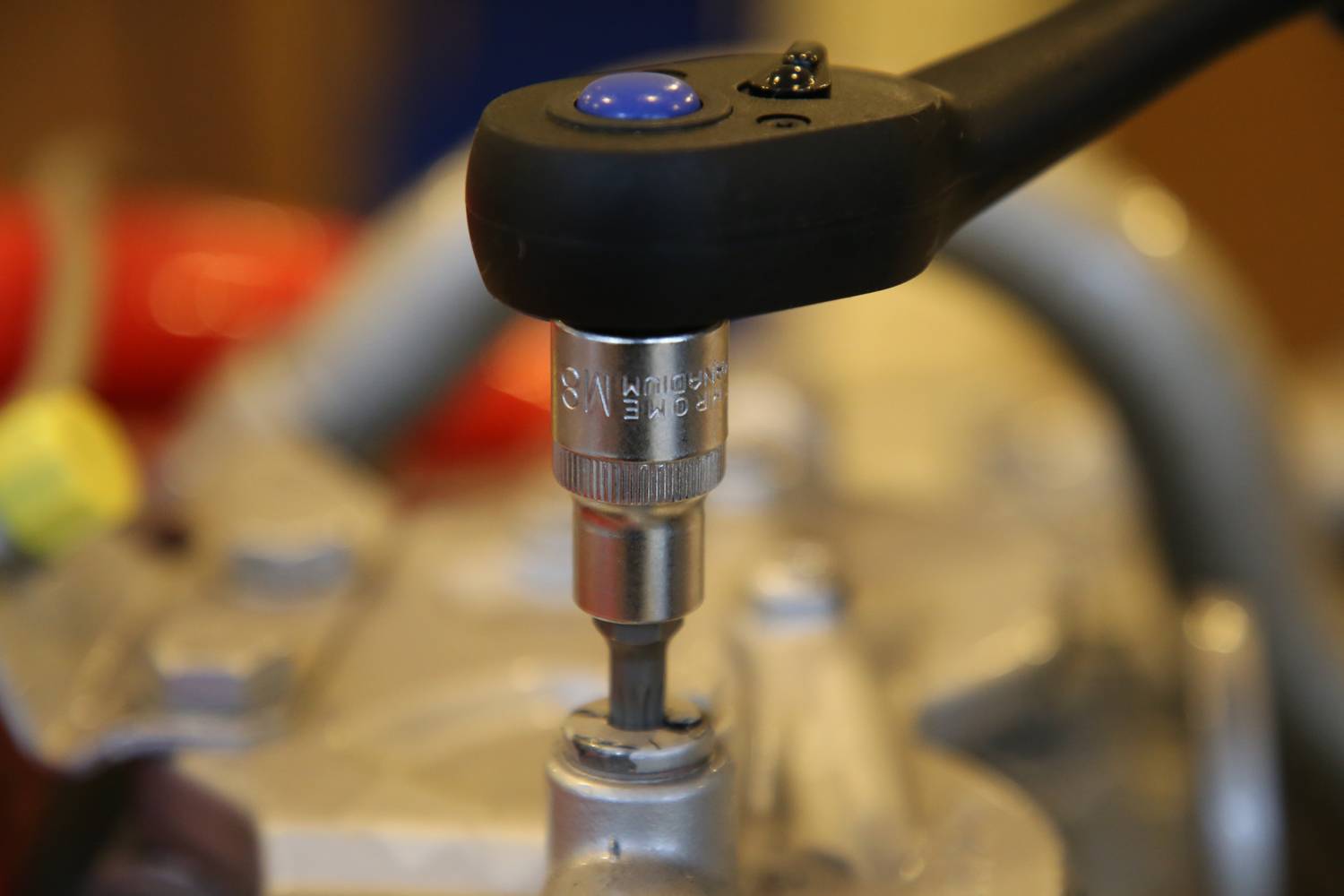 Ein mechanischer Drehmomentschlüssel zieht eine Schraube an einem metallischen Gerät an, um präzisen Druck zu gewährleisten.