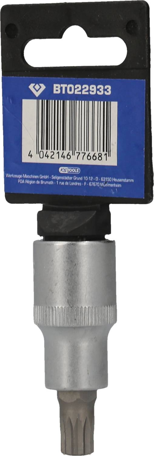 Ein silberner Werkzeugaufsatz mit einer blauen Verpackung. Oben befindet sich ein Barcode sowie die Nummer 'BT022933'.