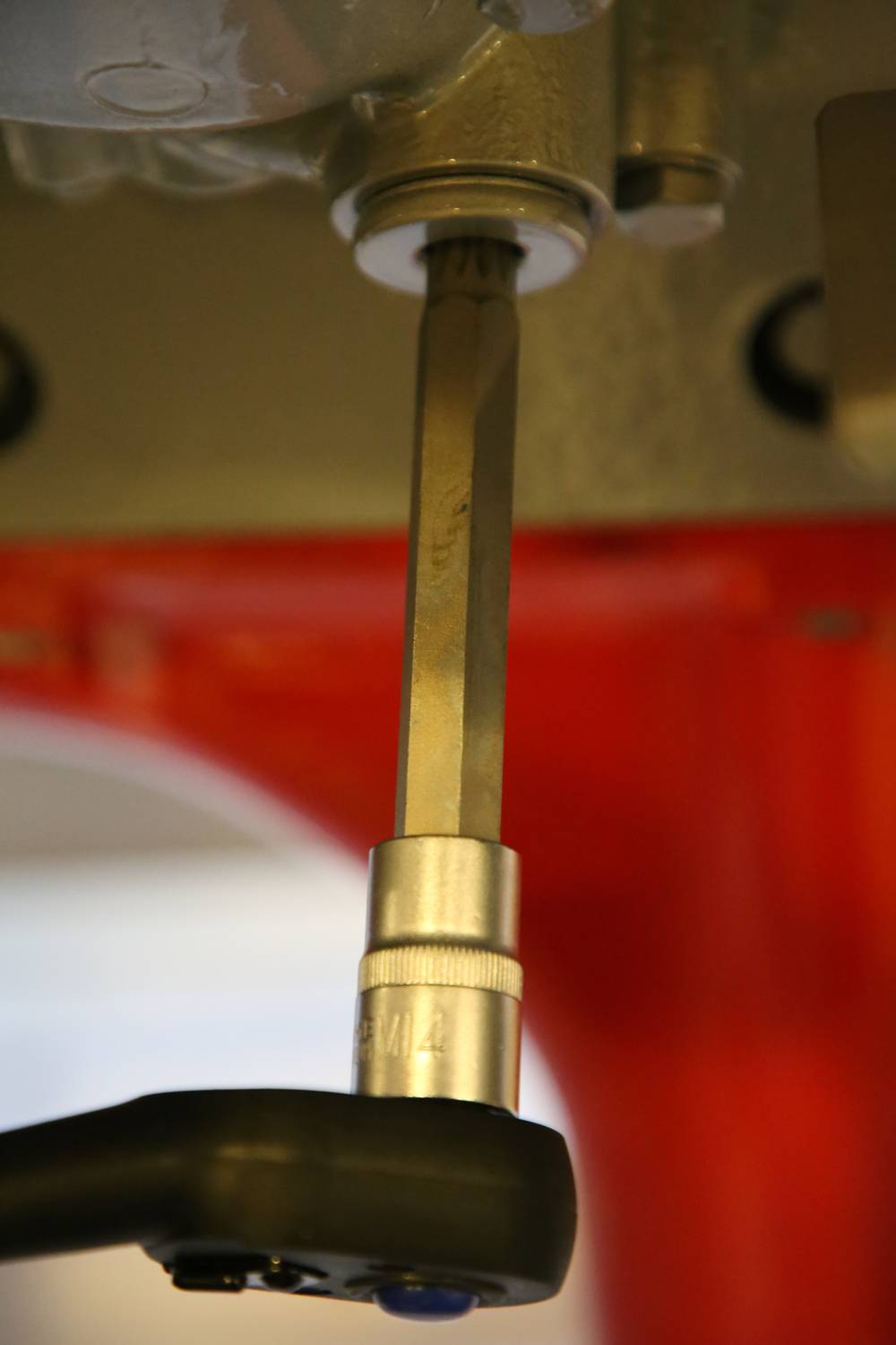 Ein Drehmomentmessgerät wird verwendet, um das Drehmoment an einer Achse zu messen. Das Werkzeug ist an einem metallischen Bauteil angebracht.