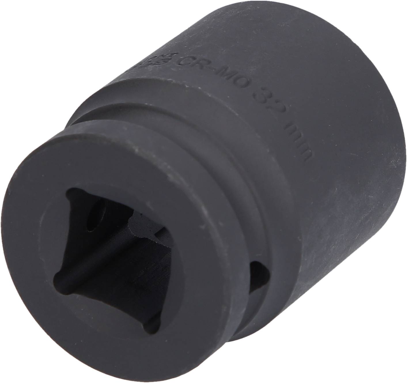 Eine schwarze Stecknuss mit einer Größe von 32 mm. Sie ist aus legiertem Stahl gefertigt und wird häufig in mechanischen Anwendungen eingesetzt.