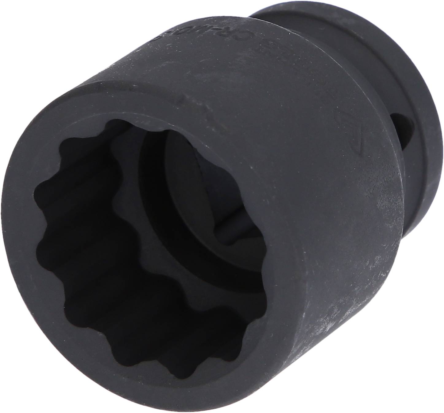 Schwarzer Steckschlüssel mit einem geriffelten Innenprofil, verwendet zur Entfernung von LKW-Radmuttern.