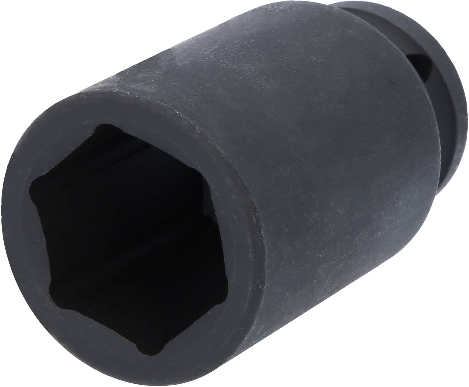 Eine schwarze 6-kant Stecknuss, wahrscheinlich aus Metall, liegt schräg auf weißem Hintergrund. Sie ist offen an einem Ende für Werkzeugaufnahme.