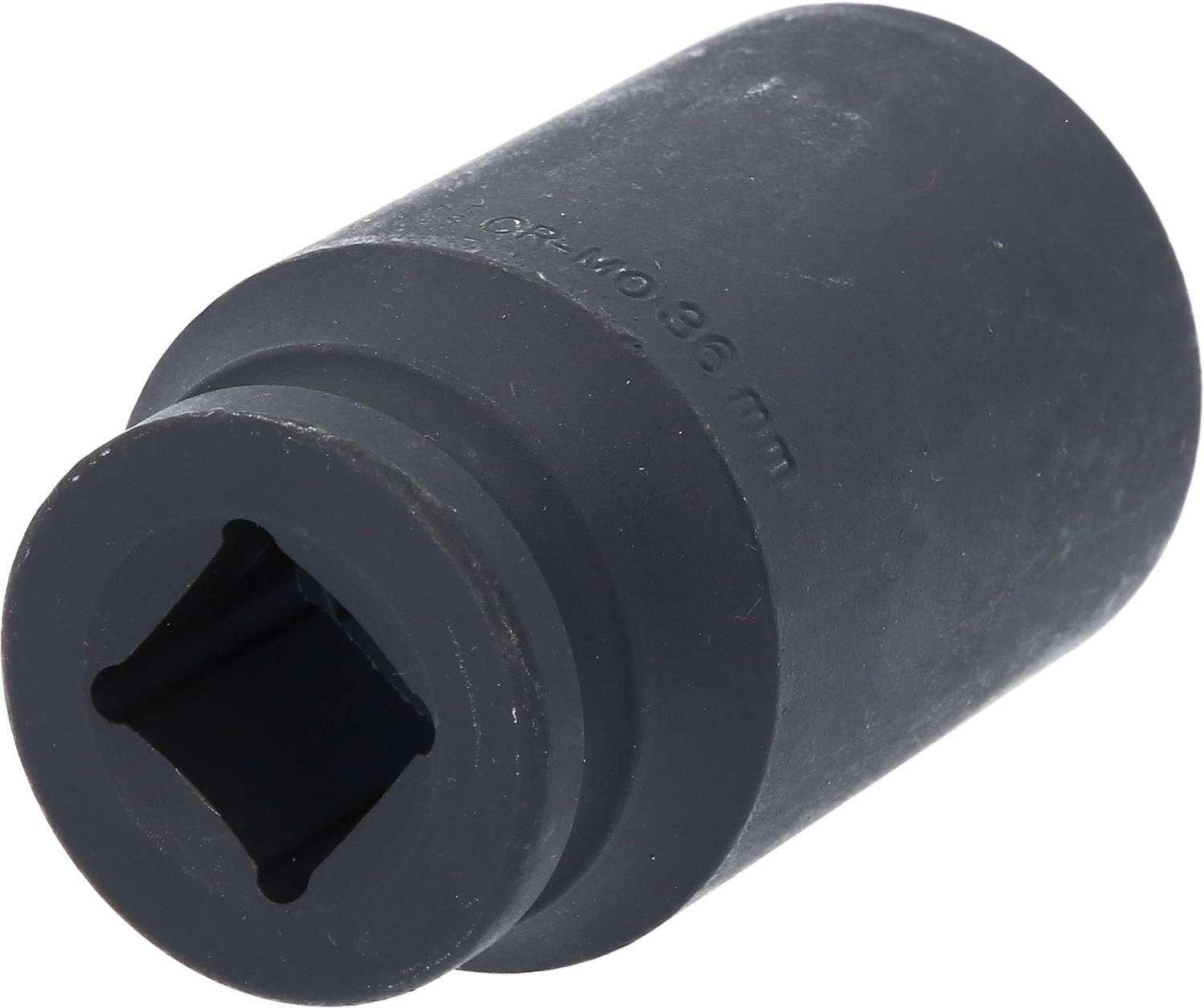 Schwarze Stecknuss mit quadratischer Öffnung, zur Verwendung mit einem Schraubenschlüssel oder Ratsche.