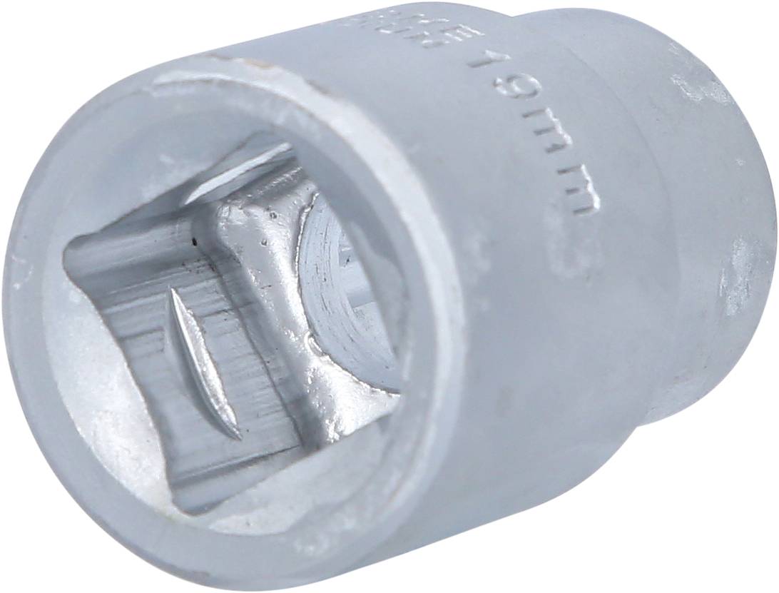 Metallische Stecknuss mit der Aufschrift '19 mm', hauptsächlich verwendet für Schraubarbeiten in Kombination mit einem passenden Schraubenschlüssel.